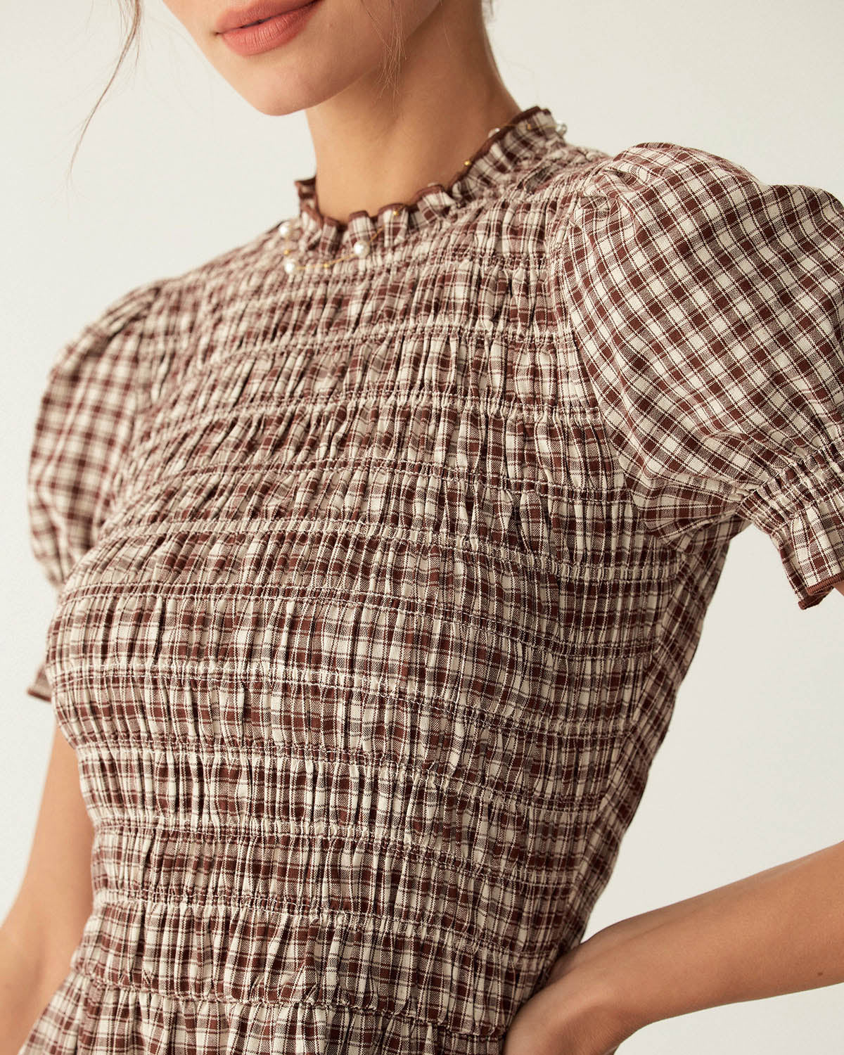 Ella Paris™ | Robe mini à carreaux couleur café avec manches bouffantes