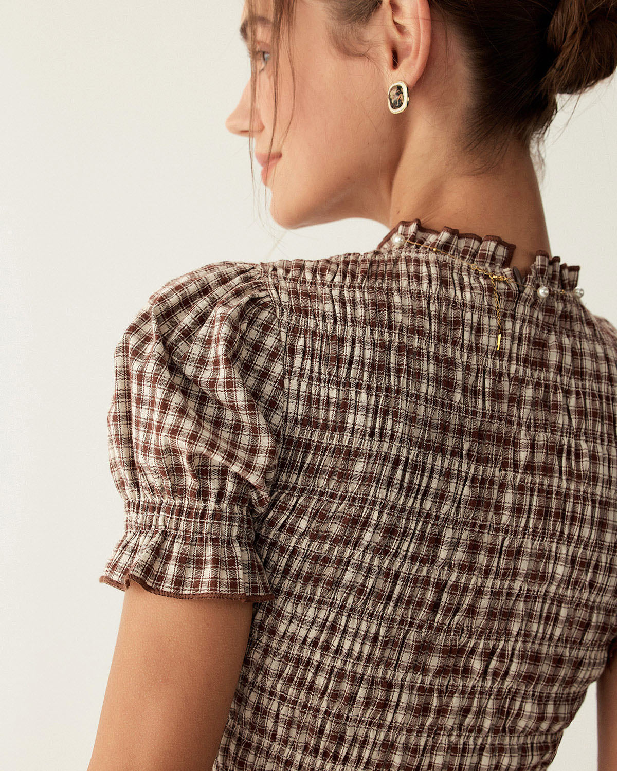 Ella Paris™ | Robe mini à carreaux couleur café avec manches bouffantes