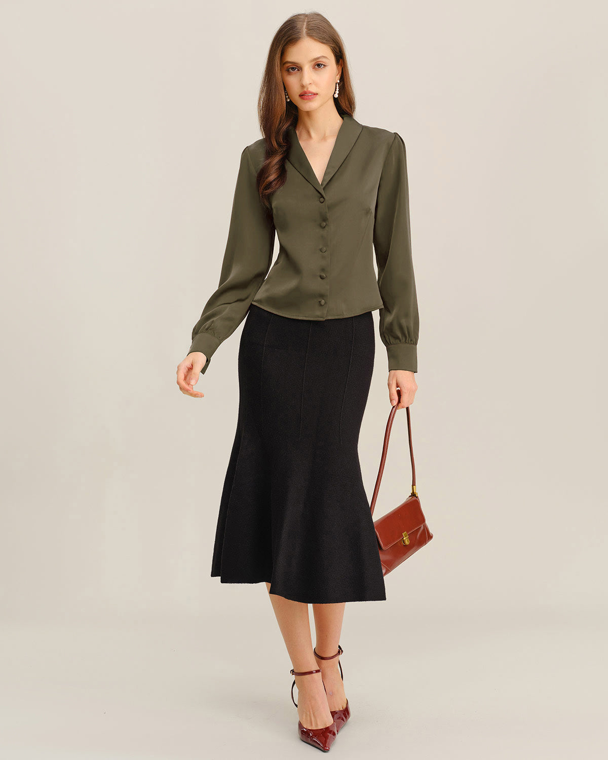 Ella Paris™ | Chemise à col V en satin vert